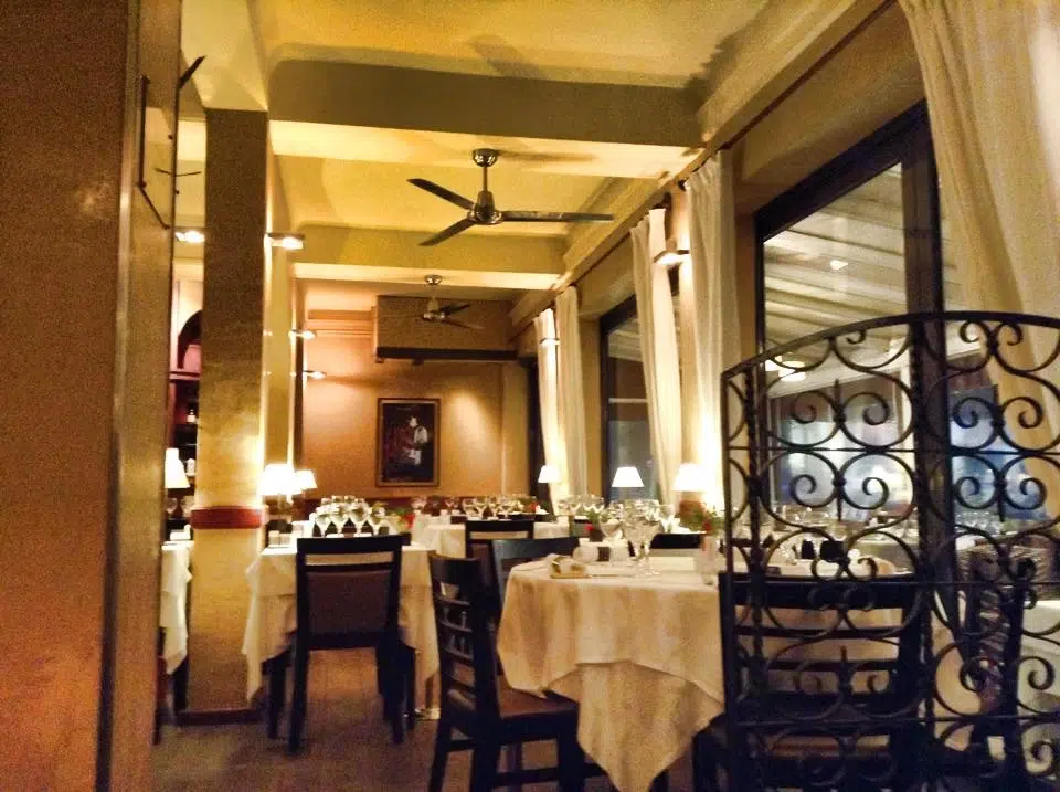 Restaurant élégant avec tables dressées