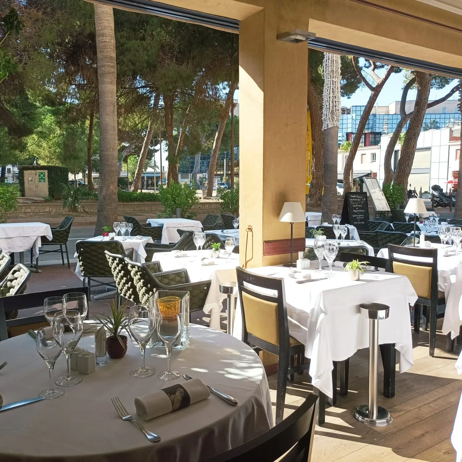 Terrasse de restaurant élégante avec tables dressées