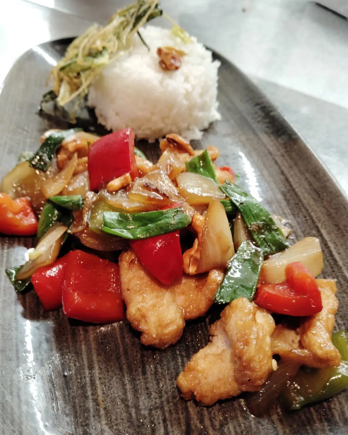 Poulet sauté aux légumes et riz