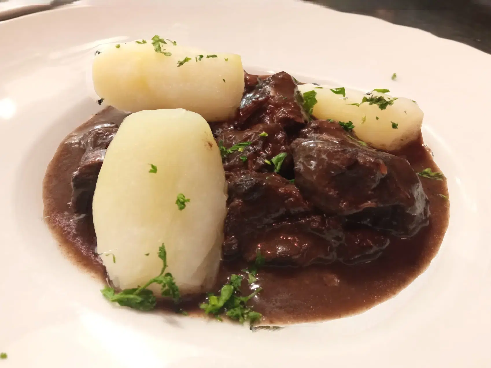 Viande en sauce et pommes de terre Plat de viande en sauce avec pommes de terre