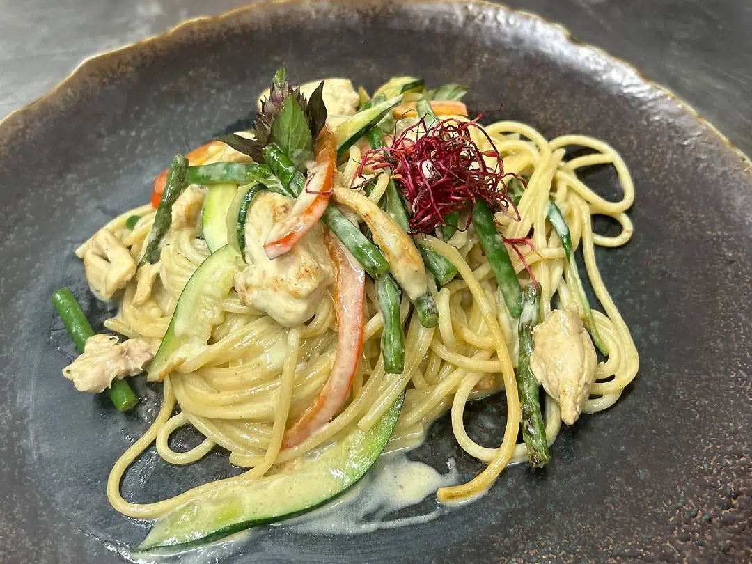 Spaghetti aux légumes et sauce crémeuse Assiette de spaghetti crémeux aux légumes