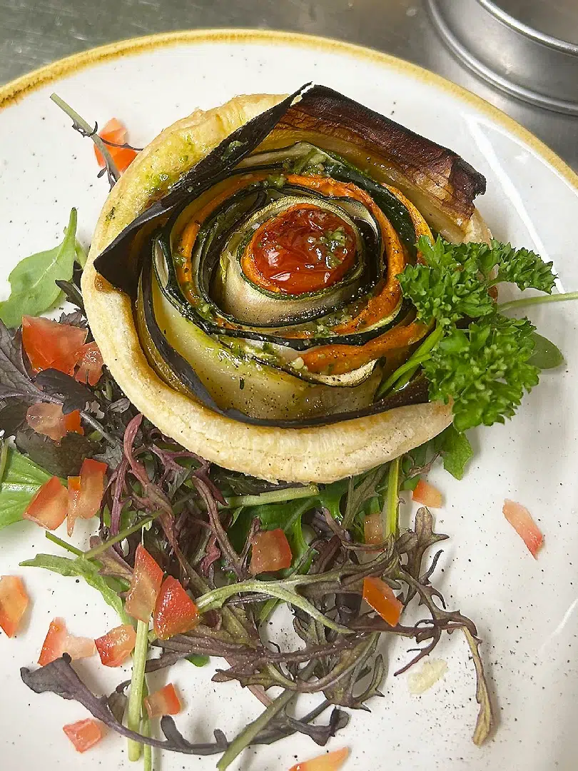 Tarte végétarienne décorative sur salade