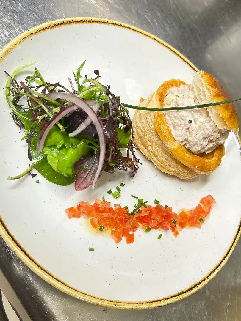 Assiette avec pâté en croûte et salade